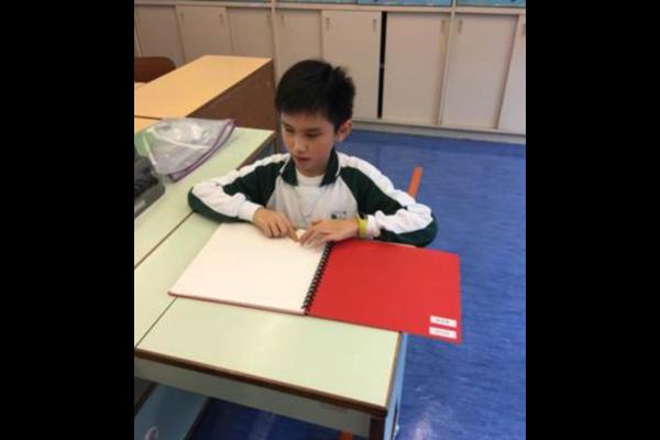 小學同學在誦讀課文